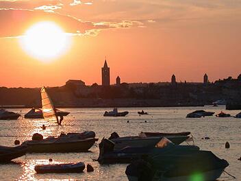 Sonnenuntergang über der Stadt Rab auf der gleichnamigen Insel. Foto: Michael Brehm/privat