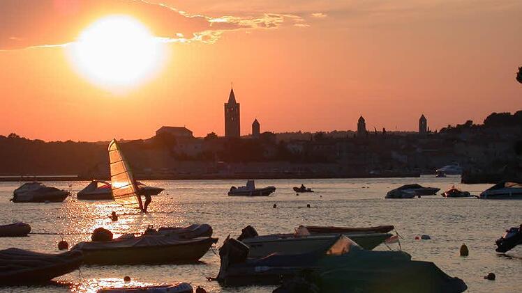 Sonnenuntergang über der Stadt Rab auf der gleichnamigen Insel. Foto: Michael Brehm/privat