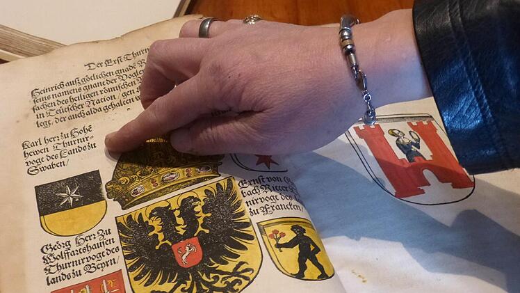 Gekrönte Häupter finden sich auf diesen kolorierten Blättern.