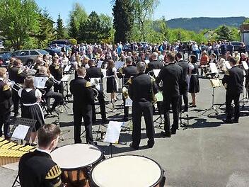 Auf dem Dorfplatz erfreute die Bergmannskapelle Stockheim unter der Leitung von Dirigent Michael Botlik am Muttertag mit einem bunten Blumenstrauß beliebter Melodien. Foto: Gerd Fleischmann
