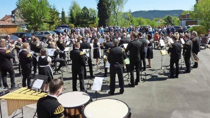 Auf dem Dorfplatz erfreute die Bergmannskapelle Stockheim unter der Leitung von Dirigent Michael Botlik am Muttertag mit einem bunten Blumenstrauß beliebter Melodien. Foto: Gerd Fleischmann