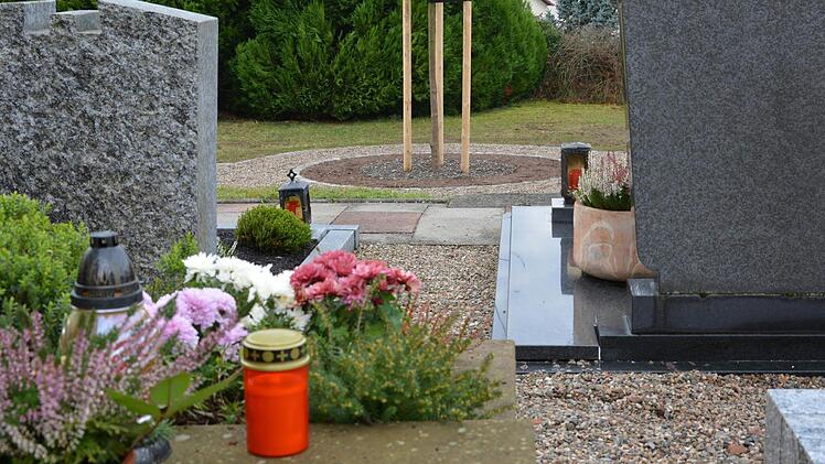 Unter anderem auf dem Friedhof in Bad Bocklet ist ab dem 1.1.2017 eine erdnahe Bestattung möglich. Mit dem Erlass einer neuen Friedhofssatzung stellte der Marktgemeinderat in seiner jüngsten Sitzung hierfür die Weichen. Foto: Björn Hein