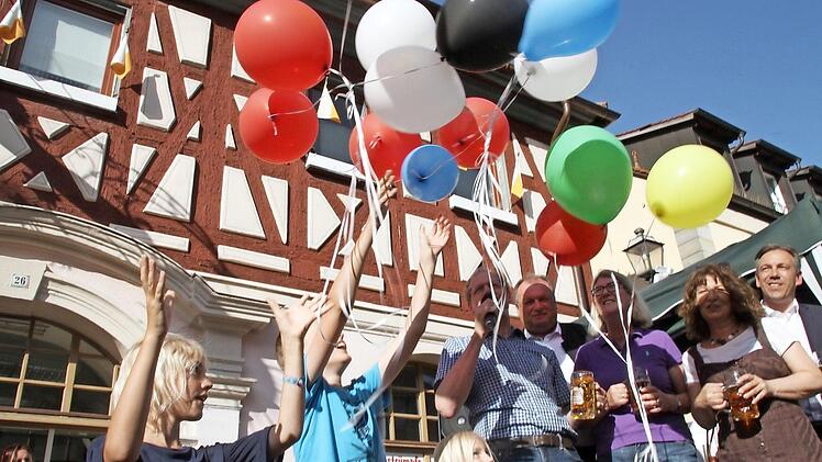 Seit einigen Jahren wird das Altstadtfest mit einem Ballonstart eröffnet. Ein ruhiger Start für ein gar nicht so ruhiges Fest.  Fotos: Michael Busch
