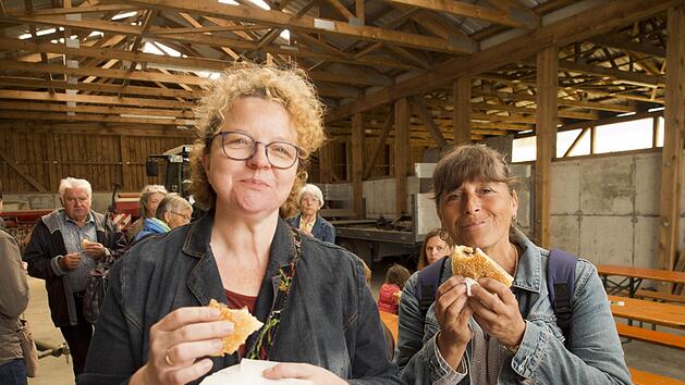 Der Weideburger schmeckt Genussbotschafterin Kerstin Rentsch und Touristenf&uuml;hrerin Rosi Ross .Nicole Julien-Mann