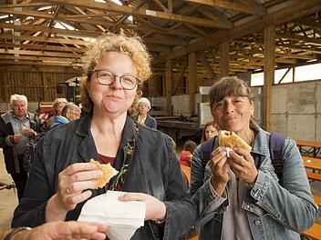 Der Weideburger schmeckt Genussbotschafterin Kerstin Rentsch und Touristenf&uuml;hrerin Rosi Ross .Nicole Julien-Mann