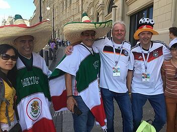 Torsten Matthes (Dritter von rechts) war mit seinem Bruder Falk bei der WM in Russland. Unser Bild zeigt die beiden vor der Partie gegen Mexiko in Moskau mit mexikanischen Fans. Foto: privat