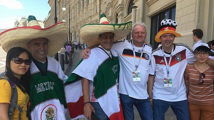 Torsten Matthes (Dritter von rechts) war mit seinem Bruder Falk bei der WM in Russland. Unser Bild zeigt die beiden vor der Partie gegen Mexiko in Moskau mit mexikanischen Fans. Foto: privat