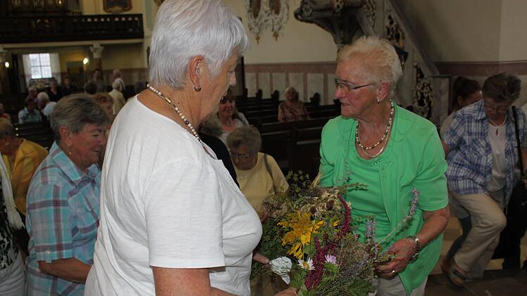 Die Katholische Arbeitnehmer-Bewegung (KAB) Knetzgau pflegt den Brauch der Kräuterweihe 25 Jahre. Die KAB-Frauen sammelten trotz Trockenheit Kräuter und Blumen und banden sie bei Familie Dumrauf. Die Kräuterbüschel wurden im Vorabendgottesdienst zum Feiertag Mariä Himmelfahrt in der St.-Bartholomäus-Kirche in Knetzgau von Pfarrer i. R. Siegfried Vogt gesegnet. Alle 120 Büschel fanden in kürzester Zeit gegen eine Spende ihre Liebhaber. Foto: Christiane Reuther