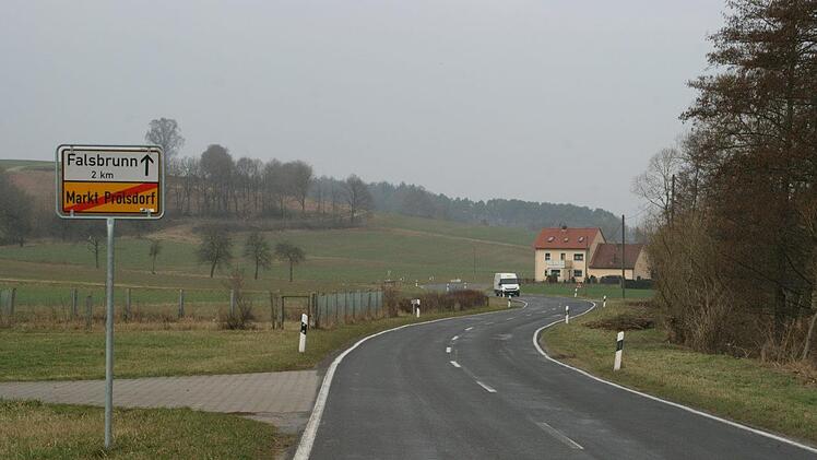 Entlang der Staatsstraße zwischen Prölsdorf und Falsbrunn wird in diesem Jahr ein Radweg gebaut. Das Staatliche Bauamt entschärft gleichzeitig den Straßenverlauf, indem eine Kuppe abgeflacht und eine Kurve begradigt werden. Die Arbeiten für den Straßenbau sollen im April beginnen, der Radweg folgt ab Juni.  Sabine Weinbeer