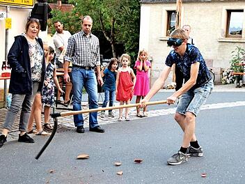 Dies war der entscheidende Schlag, der Adrian Bornschlegel den Kirchweihgockel von Str&ouml;ssendorf bescherte.  Foto: Dieter Radziej