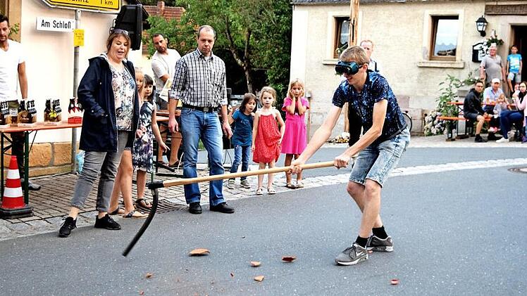 Dies war der entscheidende Schlag, der Adrian Bornschlegel den Kirchweihgockel von Str&ouml;ssendorf bescherte.  Foto: Dieter Radziej