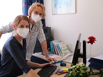 Dr. Esther Schreppel (links) hat jetzt die Praxis von Dr. Gertrud Kuchler übernommen. Die beiden Ärztinnen haben die Rollen getauscht. Foto: Thomas Malz