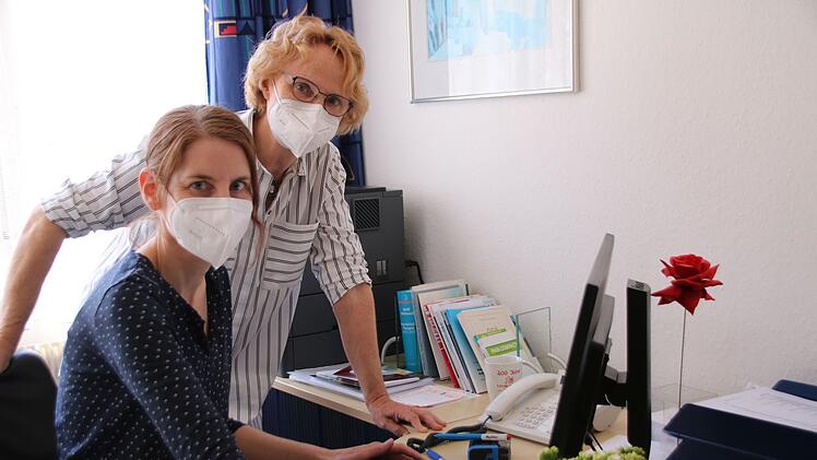 Dr. Esther Schreppel (links) hat jetzt die Praxis von Dr. Gertrud Kuchler übernommen. Die beiden Ärztinnen haben die Rollen getauscht. Foto: Thomas Malz