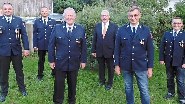 F&uuml;r 40 Jahre aktive Dienstzeit als Feuerwehrmann wurde Dieter Bauernfeind (Dritter von links) ausgezeichnet, f&uuml;r 25 Jahre Frank Neumann (rechts daneben). Zur Ehrung gratulierten (hinten von links) Kommandant Martin Hofknecht, Kreisbrandmeister Thomas Hoffman, B&uuml;rgermeister Harald H&uuml;bner und Vorsitzender Rainer Strobel.