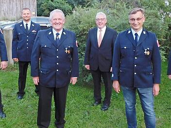 Für 40 Jahre aktive Dienstzeit als Feuerwehrmann wurde Dieter Bauernfeind (Dritter von links) ausgezeichnet, für 25 Jahre Frank Neumann (rechts daneben). Zur Ehrung gratulierten (hinten von links) Kommandant Martin Hofknecht, Kreisbrandmeister Thomas Hoffman, Bürgermeister Harald Hübner und Vorsitzender Rainer Strobel.