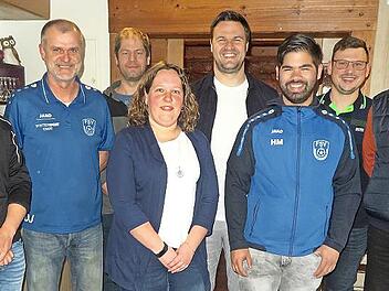 Der neue Vorstand (v. l.): Lukas Geyer, Darko Juntez, Oliver Tröppner, Maximilian Leyh, Sven Hantke, (vorne v. l.): Bianca Tydecks, Heiko May, Norbert Kropf