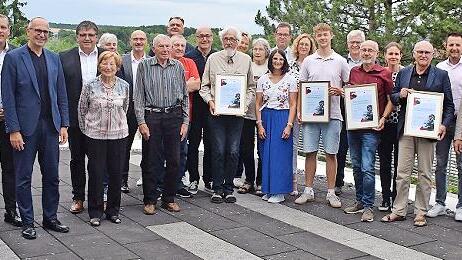Die Geehrten (mit Urkunde), den anwesenden Bürgermeistern und Landrat Christian Meißner.