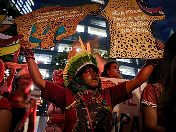 Indigene demonstrieren gegen Baggerarbeiten im Amazonasgebiet