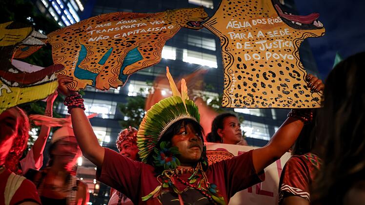 Indigene demonstrieren gegen Baggerarbeiten im Amazonasgebiet