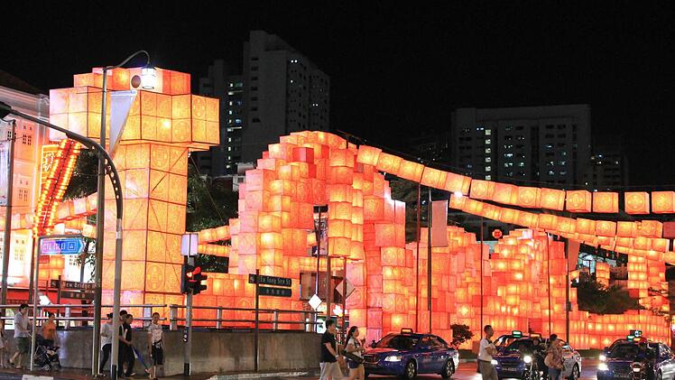 Das Jahr der Schlange: Lichterzauber in China Town in Singapur.
