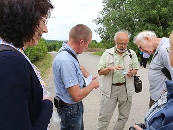 Genau hingeschaut haben die aus ganz Deutschland angereisten N aturexperten.Fotos: Barbara Herbsr, Günther Geilung und Ralf Kestel