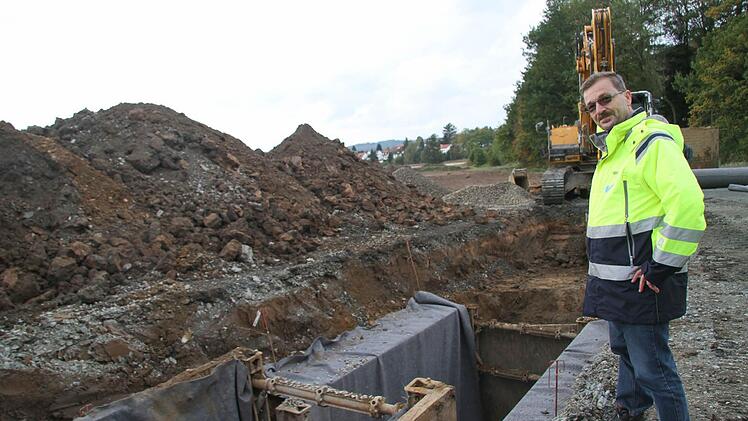 Der Damm der Kulmbacher Flutmulde ist abgegraben. Spundwände sorgen dafür, dass auch in der Bauphase die Anwohner vor Hochwasser geschützt sind. Foto: Sonja Adam