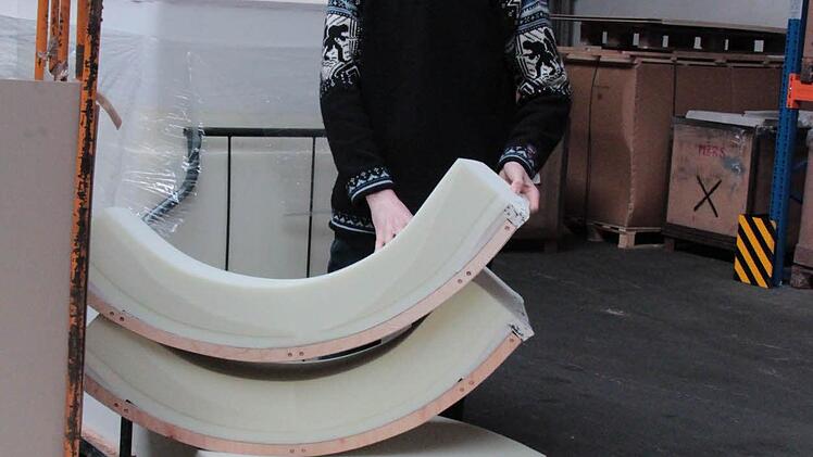 Thomas Ebert zeigt Kaltschaumteile, aus denen Polsterlandschaften für Schulen werden. Foto: Simone Bastian