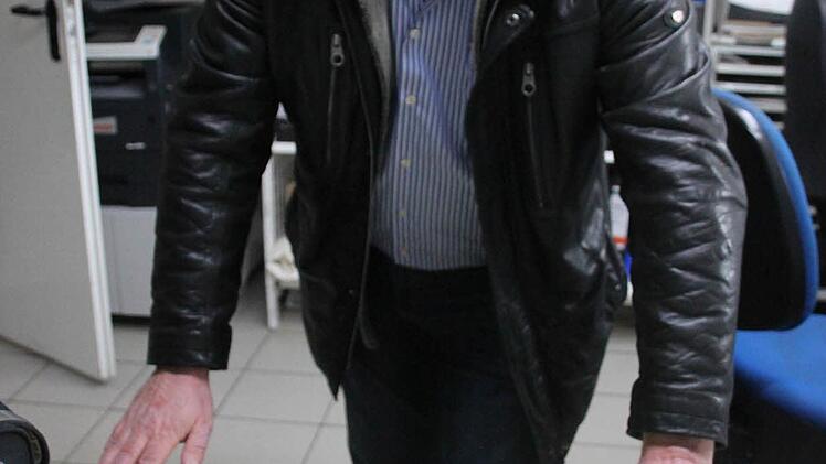 Axel Fritsch zeigt, dass auf dem Gelben Sack aufgedruckt ist, was rein darf. Foto: Heike Beudert