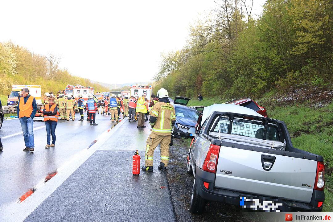 Schneeschauer löst schwere Massenkarambolage auf der A70 aus
