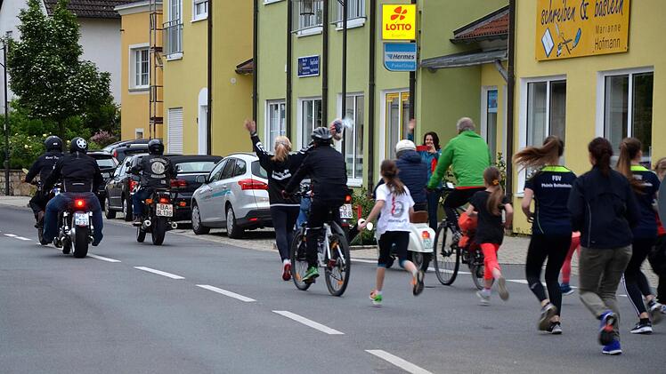 Die Sportler haben sich auf den Wege gemacht - begleitet von guten Wünschen. Foto: Andrea Spörlein