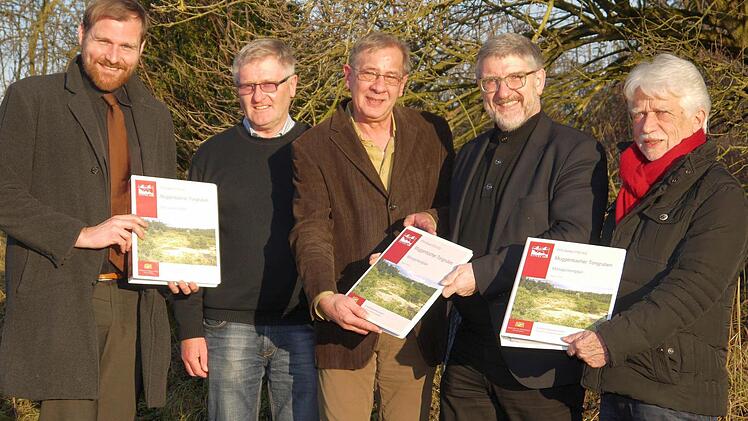 Jetzt haben sie es schriftlich, wie die Muggenbacher Tongruben gepflegt werden müssen: Martin Mittag, Hendrik Dressel, Herbert Rebhan, Michael Busch und Klaus Mandery. Foto: Berthold Köhler