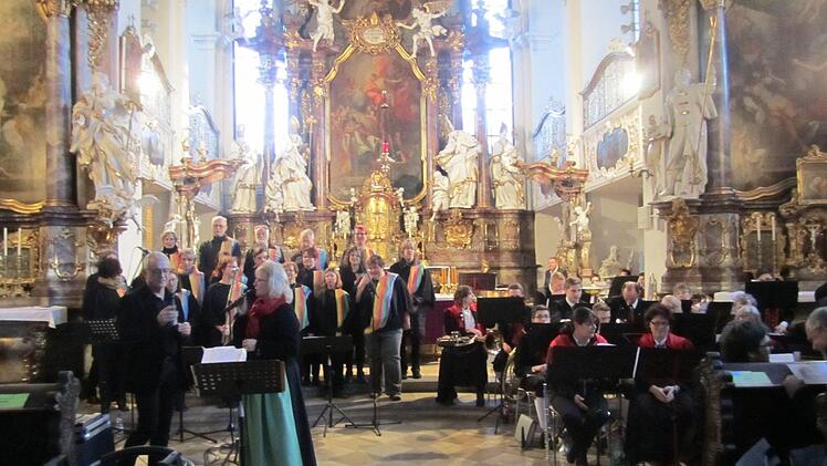 Die Stadtkapelle Münnerstadt und der Gospelchor "Light in the Dark" brillierten in der Klosterkirche. Foto: Hartmut Hessel