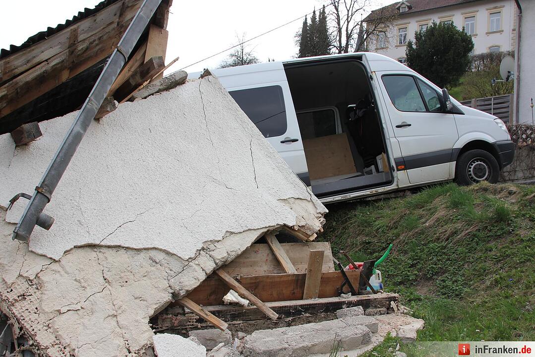 Unfall im Landkreis Kronach: Transporter rollt auf Garage
