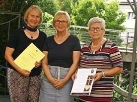 Karin Hofmann (links)und Luise Hoffmann (rechts) freuten sich über die Preise von "Consolare", die Helga Kuplich-Schramm übergab. Foto: privat