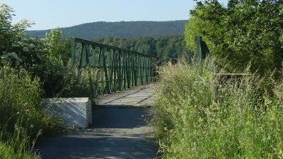 Das war die alte Mainbrücke bei Theisau, die abgebrochen werden musste. Foto: Archiv