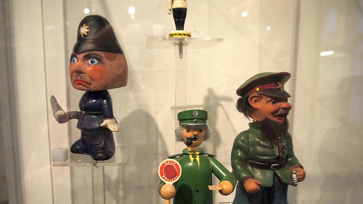 Jetzt raucht es aber: Polizisten als Räuchermännchen, sie stammen aus dem Erzgebirge. Die Sonderausstellung im Museum der deutschen Spielzeugindustrie am Hindenburgplatz ist dienstags bis sonntags jeweils von 10 bis 17 Uhr zu sehen.Berthold Köhler