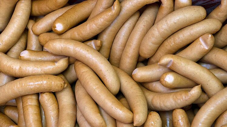 In Unterfranken flogen die W&uuml;rste. Symbolfoto: Foto: Paul Zinken/dpa