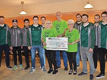 Spenden&uuml;bergabe der Vertreter des FV Turbine Michelau an "Gemeinsam gegen Krebs"  Foto: K.-H. Hofmann