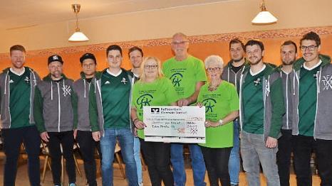 Spenden&uuml;bergabe der Vertreter des FV Turbine Michelau an "Gemeinsam gegen Krebs"  Foto: K.-H. Hofmann