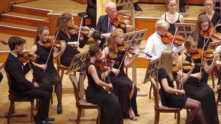 Abschlusskonzert der Sommer-Orchester-Phase des Bezirksjugendsinfonieorchesters Unterfranken e.V. unter der Leitung von Hermann Freibott im Max-Littmann-Saal. Klaus Werner