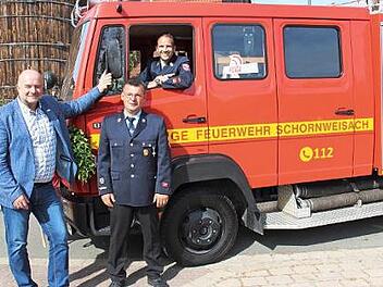 Freude bei der FFW Schornweisach: Am Steuer Kommandant Mario Kugler, vor dem Fahrzeug Bürgermeister Werner Stöcker (links) und Feuerwehrvorsitzender Detlef Schmutzer Foto: Evi Seeger
