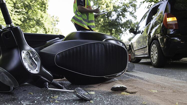 Ungebremst krachte ein Motorradfahrer auf der A9 bei N&uuml;rnberg in ein Auto. Etwa 100 Meter schlitterte der Fahrer &uuml;ber die Autobahn. Symbolfoto: Kara/Adobe Stock