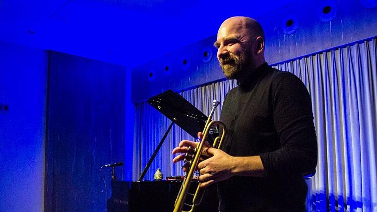Bemerkenswert vielseitig: Sebastian Studnitzky beeindruckte als Trompeter, Pianist und Klangtüftler bei Leise am Markt in Coburg.Foto: Jochen Berger