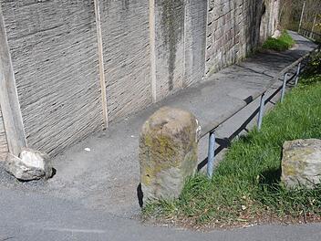 Mittig auseinandergebrochen ist der kleineste der Drei Steine (links). Das abgebrochene Stück lagert bis zur Reparatur im Kulmbacher Bauhof.