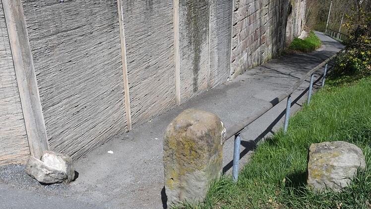 Mittig auseinandergebrochen ist der kleineste der Drei Steine (links). Das abgebrochene Stück lagert bis zur Reparatur im Kulmbacher Bauhof.