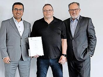 Gesch&auml;ftsf&uuml;hrer Dr. Abassin Aryobsei, Alexander Ke&szlig; und Gesch&auml;ftsf&uuml;hrer Peter Mayr bei der Gratulation zum Betriebsjubil&auml;um und der &Uuml;bergabe der IHK-Ehrenurkunde.