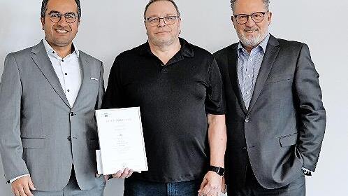 Gesch&auml;ftsf&uuml;hrer Dr. Abassin Aryobsei, Alexander Ke&szlig; und Gesch&auml;ftsf&uuml;hrer Peter Mayr bei der Gratulation zum Betriebsjubil&auml;um und der &Uuml;bergabe der IHK-Ehrenurkunde.