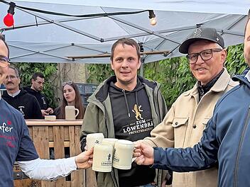 Ein Prost auf die Kerwa (v.l.): Erster B&uuml;rgermeister Nico Kauper, Braumeister Hans-G&uuml;nter Wirth, Zweiter B&uuml;rgermeister Ralf Olmesdahl und Dritter B&uuml;rgermeister Thomas Lay.