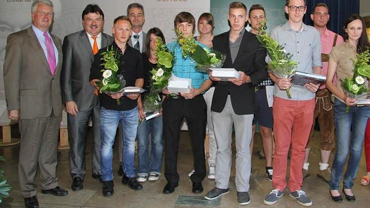 Die Staatspreisträger der Regierung von Oberfranken mit den Offiziellen.