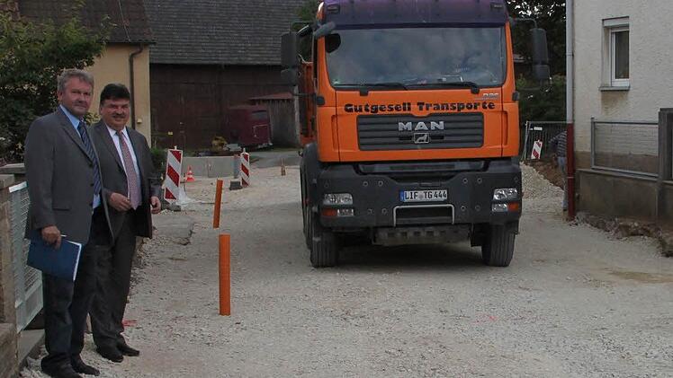 Landrat Klaus Peter Söllner und Dieter Geißler vom Landratsamt informieren sich über den Baufortschritt.